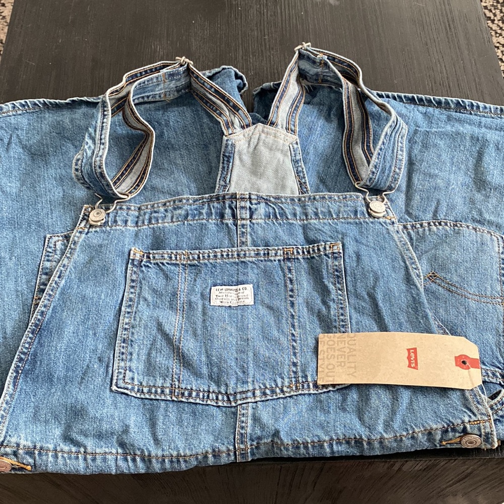 Levi’s overall shorts. Women’s size Large. New never worn, with tag